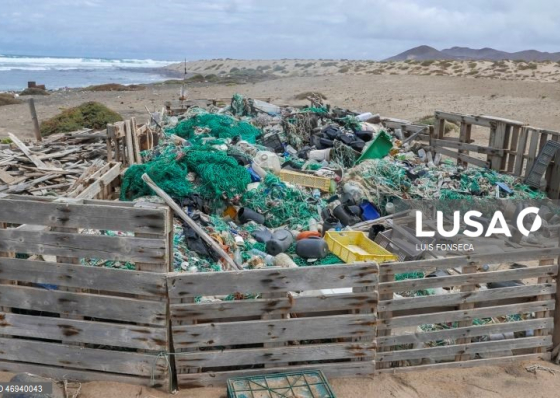 Cabo Verde trava uma luta desigual contra a mar&eacute; de pl&aacute;stico do Atl&acirc;ntico