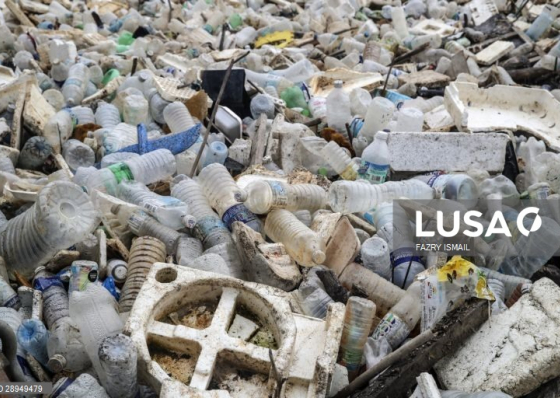 Bebidas consumidas na &Aacute;sia d&atilde;o origem a lixo pl&aacute;stico nas praias de Cabo Verde