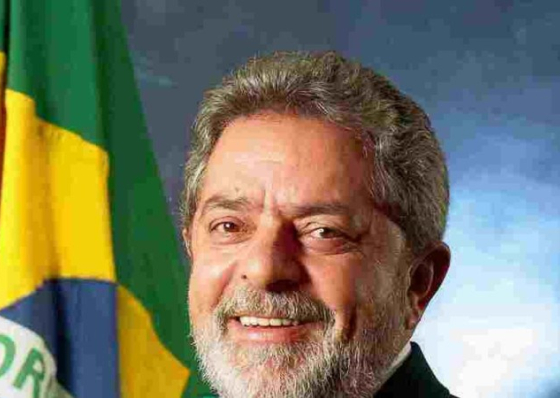 Lula da Silva acaba noite junto do povo com promessas de &ldquo;amor e carinho&rdquo;