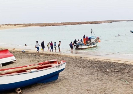 Passageiros recorrem a embarca&ccedil;&atilde;o de pesca para sair da ilha do Maio em plena crise nos transportes