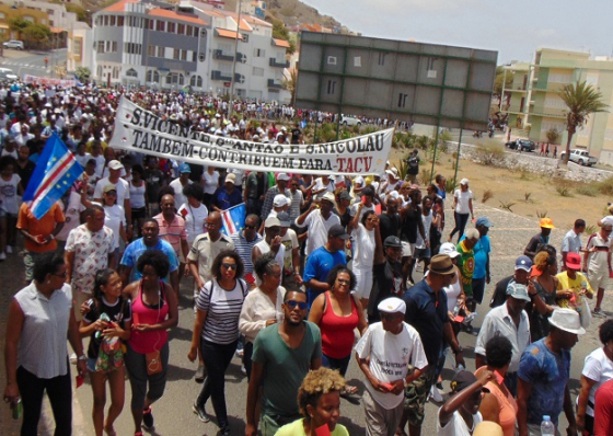 Manifesta&ccedil;&atilde;o. Milhares de pessoas saem &agrave; rua em Mindelo para protestar contra &quot;centralismo&quot;