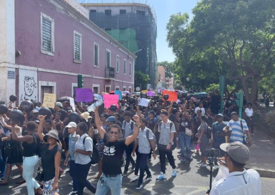 Alunos engrossam manifesta&ccedil;&atilde;o de professores na Praia para pedir aumento salarial