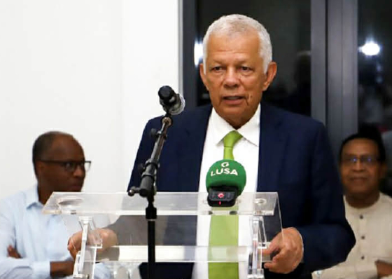 Carlos Veiga estende a m&atilde;o a Ulisses