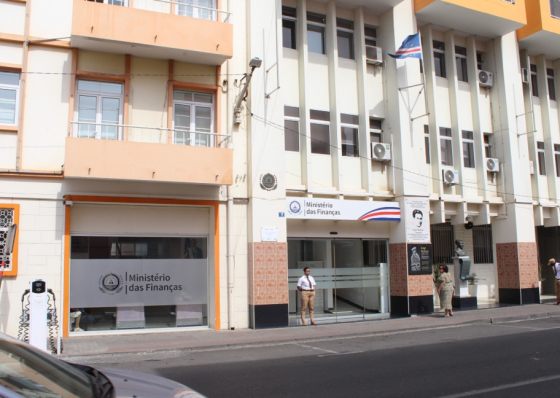 O minist&eacute;rio do saco azul e dos ajustes diretos