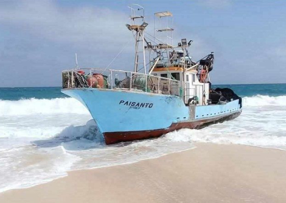 Maio: Embarca&ccedil;&atilde;o de pesca semi-industrial encalha com 19 tripulantes a bordo