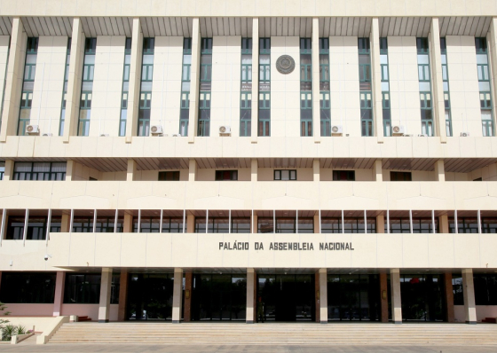 Oposi&ccedil;&otilde;es acentuam diferen&ccedil;a entre o pa&iacute;s dos n&uacute;meros e o pa&iacute;s real