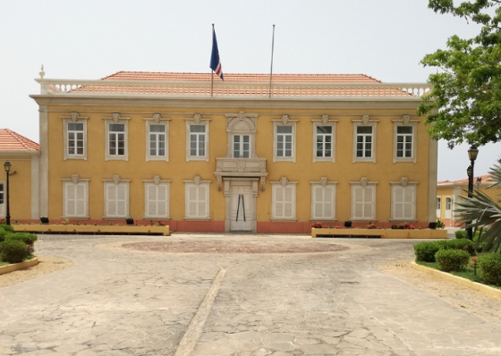 Sal&aacute;rio da primeira-dama: PGR falta &agrave; verdade e omite factos relevantes