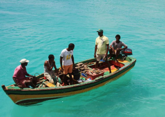 Turismo no Sal. Sem turistas, salenses voltam &agrave; pesca para ter sustento