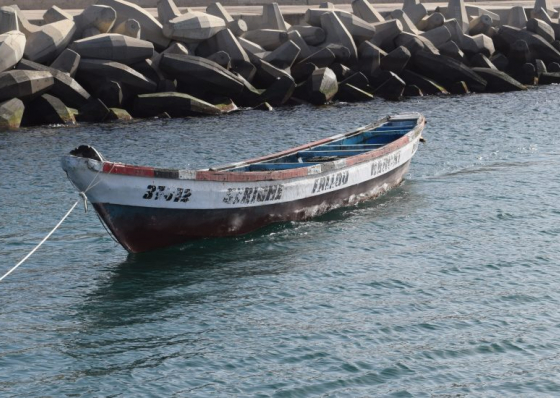 Piroga d&aacute; &agrave; costa com quatro cad&aacute;veres