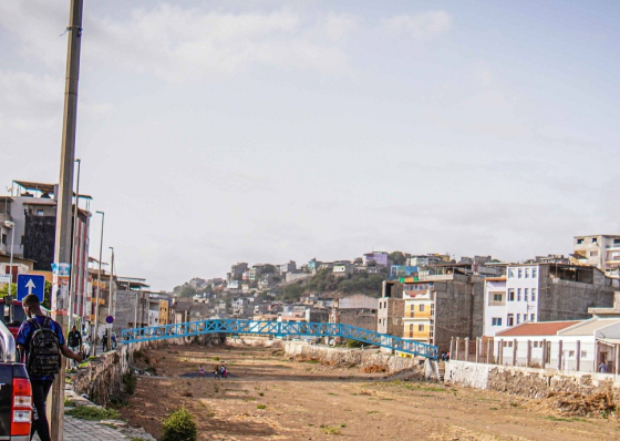 Praia: Bairros de Vila Nova, Moinho e L&eacute;m Cachorro ligados por ponte