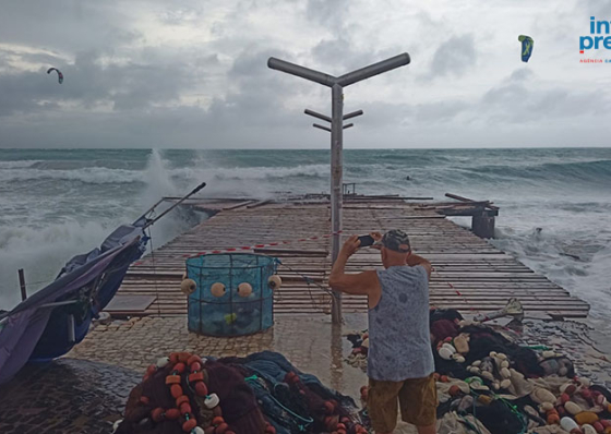 Pont&atilde;o de Santa Maria destru&iacute;do parcialmente por fortes ondas