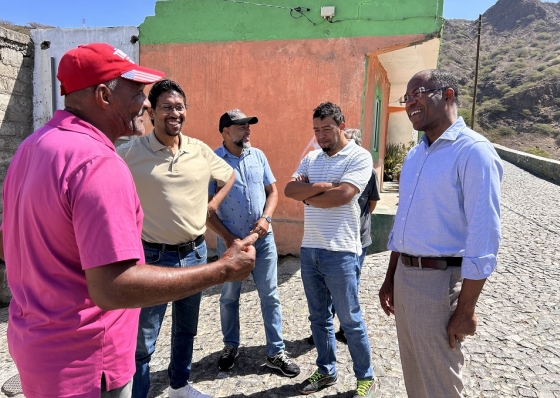 Brava: Telef&eacute;rico parado h&aacute; dois anos marca campanha de Francisco Carvalho