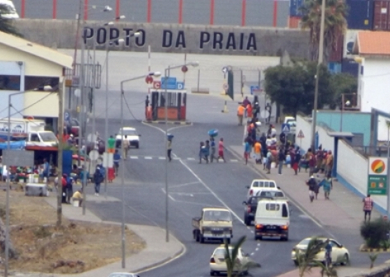 Acidente de via&ccedil;&atilde;o provoca dois feridos nos arredores do Porto da Praia