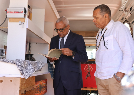 Artes&atilde;o Beto Diogo apresenta Biblioteca M&oacute;vel ao presidente da Rep&uacute;blica