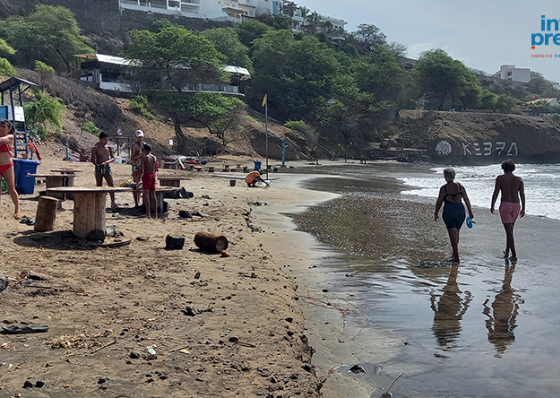 Praia: Nadadores-salvadores apontam dedo a banhistas que &quot;n&atilde;o respeitam sinaliza&ccedil;&atilde;o&rdquo; das bandeiras