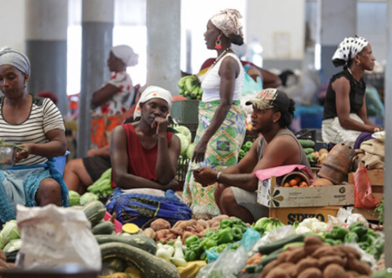 Mulheres na economia informal recebem menos 40% que os homens - INE