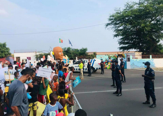 Manifesta&ccedil;&atilde;o pela justi&ccedil;a impedida de acercar-se da Assembleia Nacional