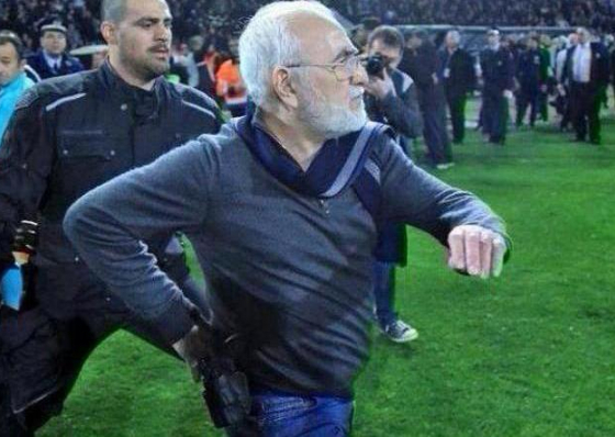 Campeonato grego. Presidente do PAOK invade campo com revolver em punho