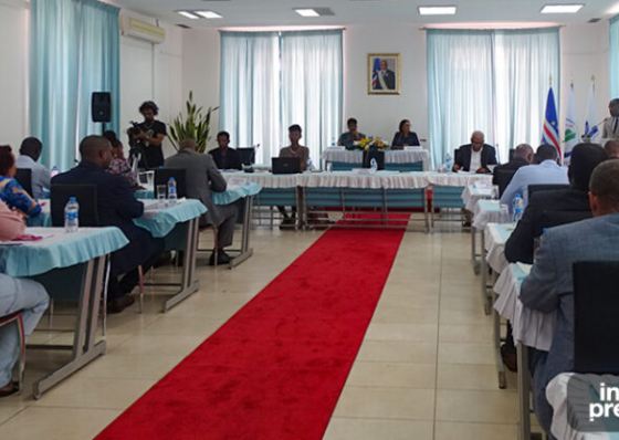 Assembleia Municipal da Praia reunida em sess&atilde;o extraordin&aacute;ria para discutir pol&iacute;tica municipal