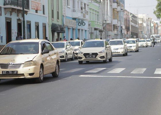 Taxistas da Cidade da Praia defendem aumento do valor m&iacute;nimo das corridas para 150 escudos