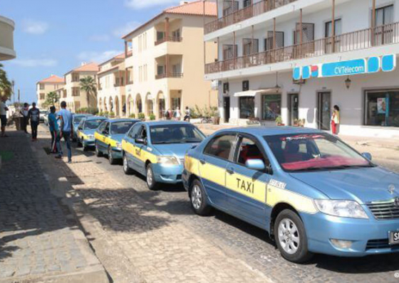 Centenas de taxistas sobrevivem no Sal &agrave; espera dos turistas