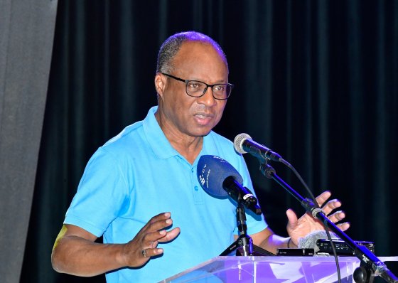 Ulisses reconhece que situa&ccedil;&atilde;o dos jovens &eacute; complexa e exorta-os a buscarem oportunidades