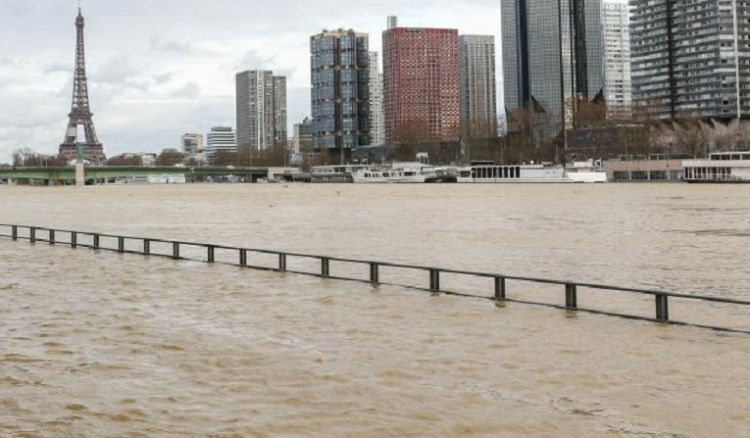 Subida das águas do Sena atinge ponto máximo em Paris