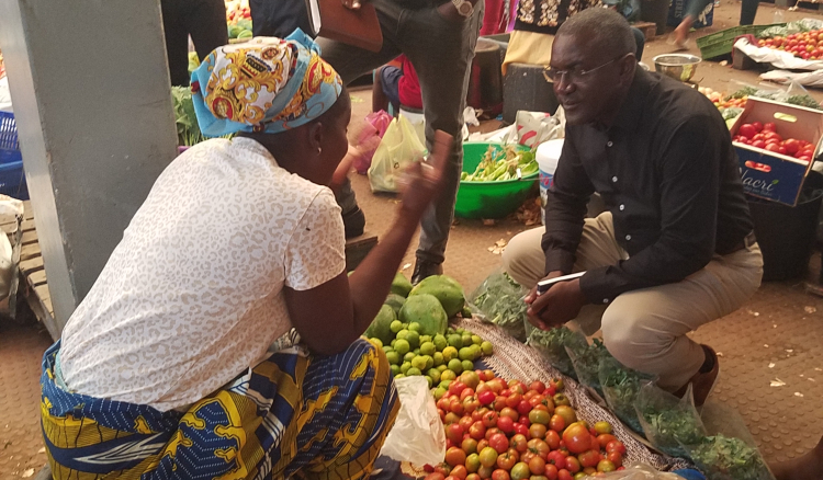 Mercados de Assomada em “estado lastimável”. Vendedeiras apontam dedo à Câmara e Félix Cardoso ouviu com atenção (fotos)