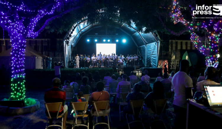 Praia: Primeiro dia da Noite Branca junta num único palco figuras de várias gerações da música cabo-verdiana