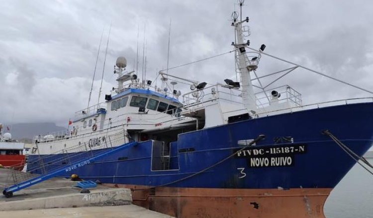 Doze trabalhadores retidos h&aacute; meio ano num barco no Mindelo