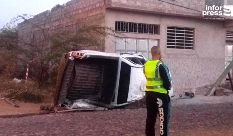 Acidente envolvendo carrinha de cabine dupla provoca três mortos em São Vicente