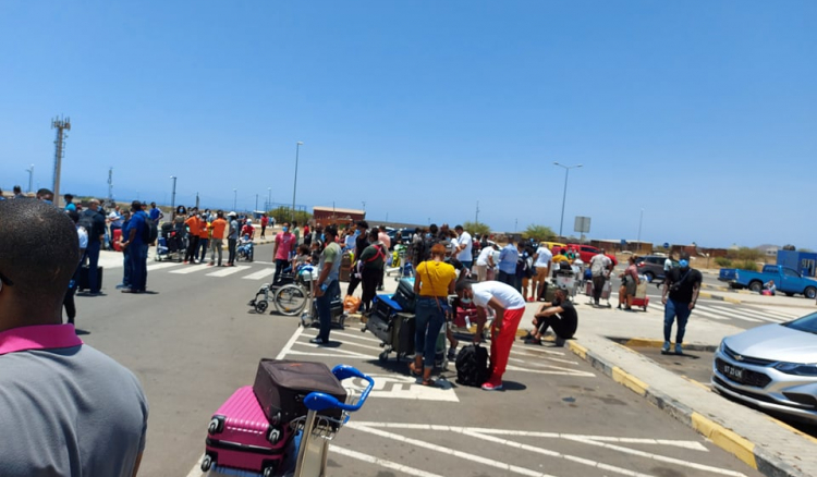 Denúncia de bomba num avião da Air Senegal. Aeroporto da Praia evacuado (actualizado com nota da PN)