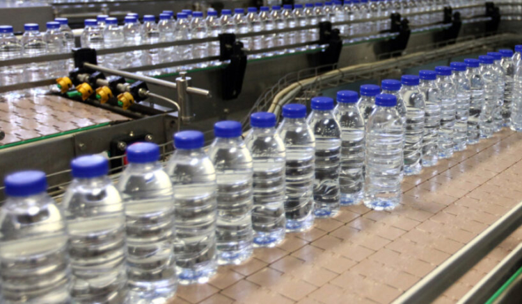 Água das garrafas de plástico tem até 100 vezes mais partículas do que estimado