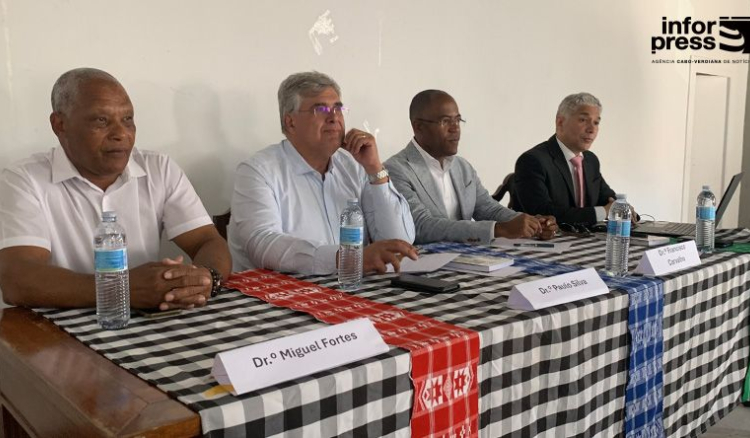 Apresentador classifica de factuais temas abordados no livro "Para além do óbvio" de Francisco Carvalho
