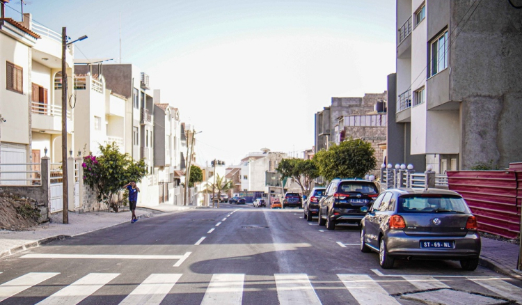 Praia: Conclu&iacute;da obra de asfaltagem de art&eacute;ria em Monte Vermelho