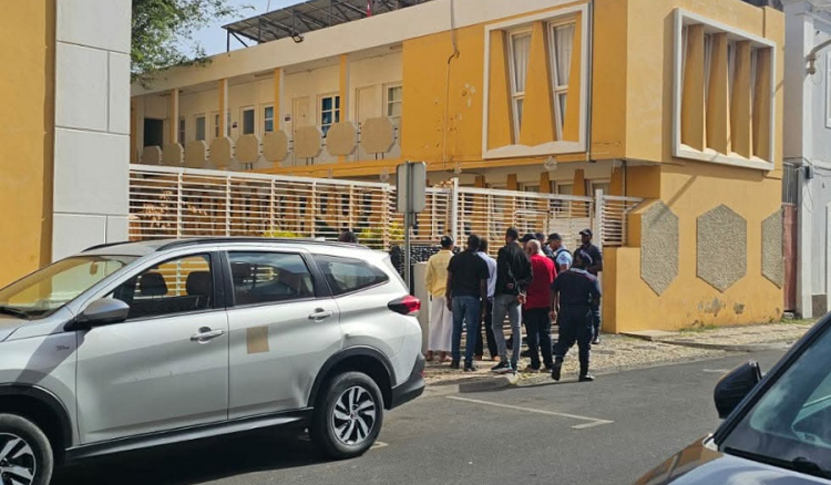 Sem mandado, polícias e Ministério Público “assaltam” Câmara da Praia