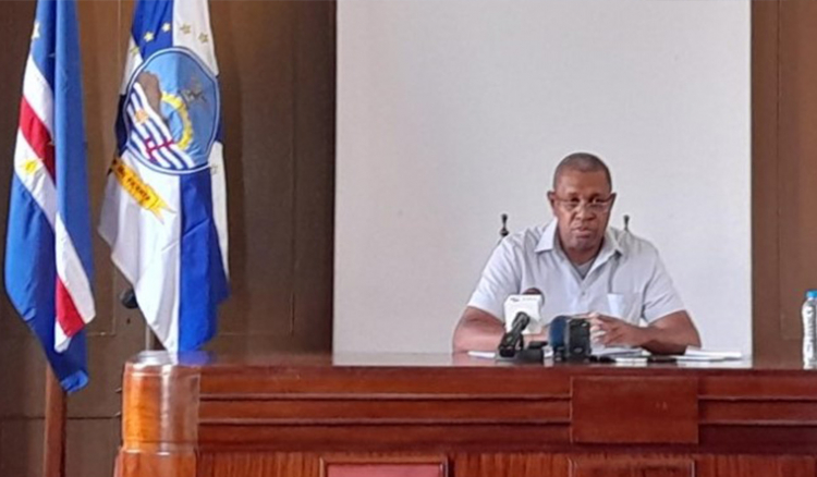 Sem apoio da oposição, presidente da CM de São Vicente diz não estar preocupado com destituição ou eleições intercalares