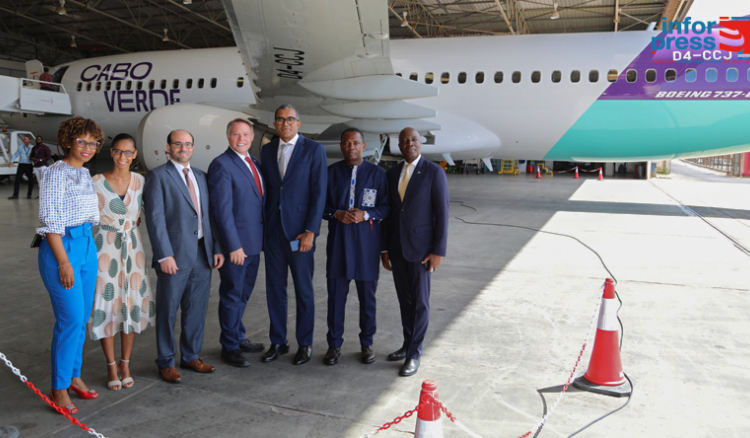 Novo Boeing da TACV já chegou e foi hoje baptizado. "Vai permitir abertura de novos mercados", promete ministro