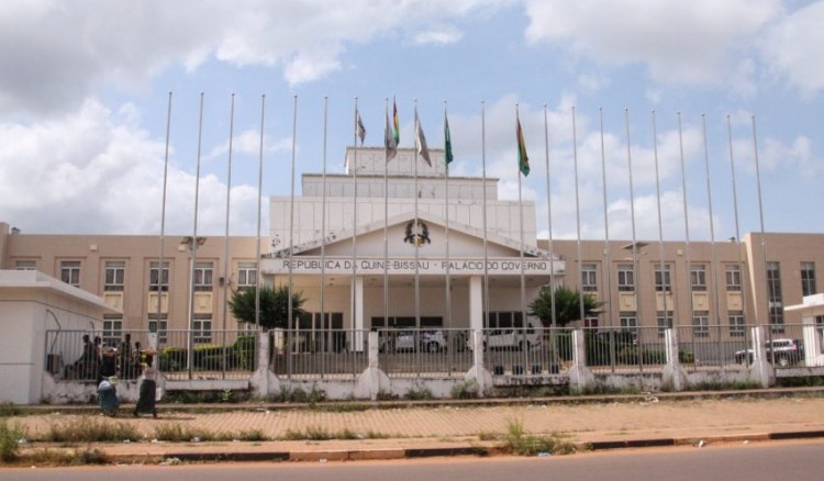Tentativa de golpe na Guiné-Bissau. Palácio do Governo cercado por militares com PR e PM dentro do edifício