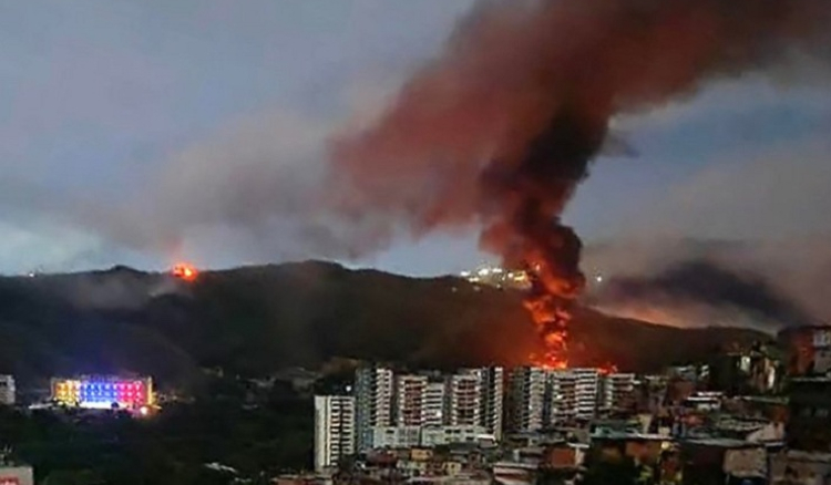 Em viola&ccedil;&atilde;o do Direito Internacional, Trump bombardeia Venezuela e sequestra Maduro
