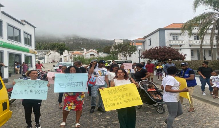 População da Brava em protesto clama por atenção do Governo contra mau serviço do transporte marítimo