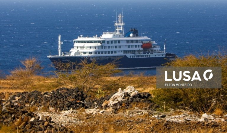 Autoridades criam &aacute;rea de isolamento para eventual assist&ecirc;ncia ao navio ao largo do Porto da Praia com virus mortal
