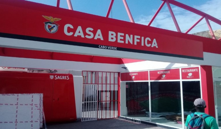 Tentativa de assalto à Casa do Benfica na Praia. Guarda baleado