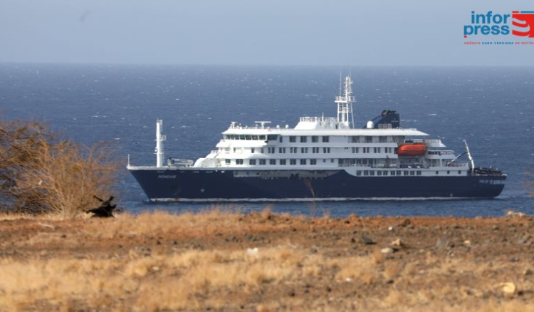 Cabo Verde recusa atraca&ccedil;&atilde;o de cruzeiro de luxo no Porto da Praia com surto grave e &oacute;bitos para proteger a sa&uacute;de p&uacute;blica