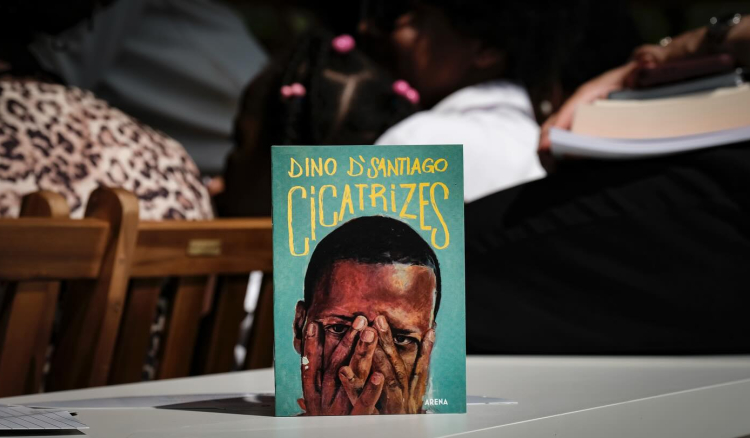 “Cicatrizes”: Um comovente autorretrato de Dino d’Santiago