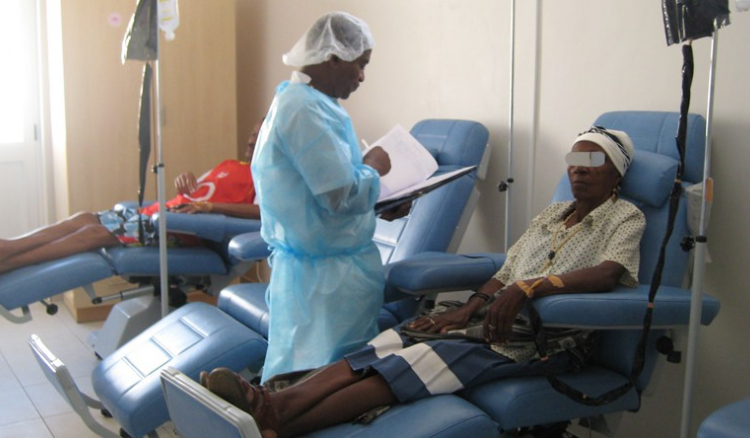 Doentes de oncologia e diálise no Hospital da Praia reclamam melhores condições de vida e de tratamento