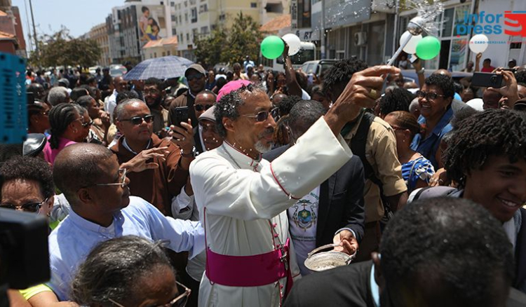 Dom Teodoro Tavares recebido em apoteose &agrave; chegada &agrave; Cidade da Praia