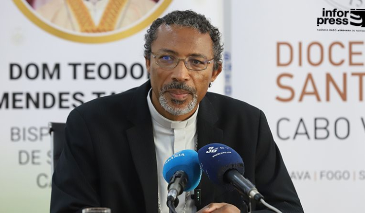 Bispo eleito de Santiago enaltece conviv&ecirc;ncia e di&aacute;logo como prioridades pastorais