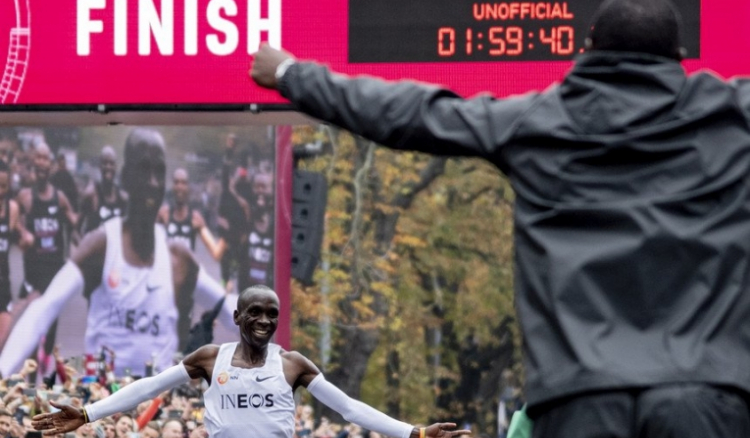 Histórico. Kipchoge é o primeiro humano a correr a maratona em menos de duas horas