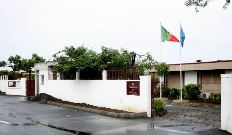 Covid-19: Embaixada de Portugal suspende atendimento consular após suspeita de casos